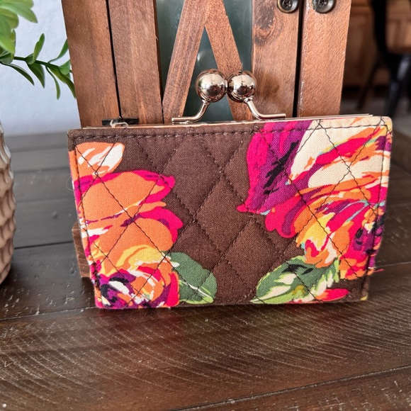 VERA BRADLEY SMALL KISSLOCK ENGLISH ROSE QUILTED wallet/coin - Picture 2 of 7